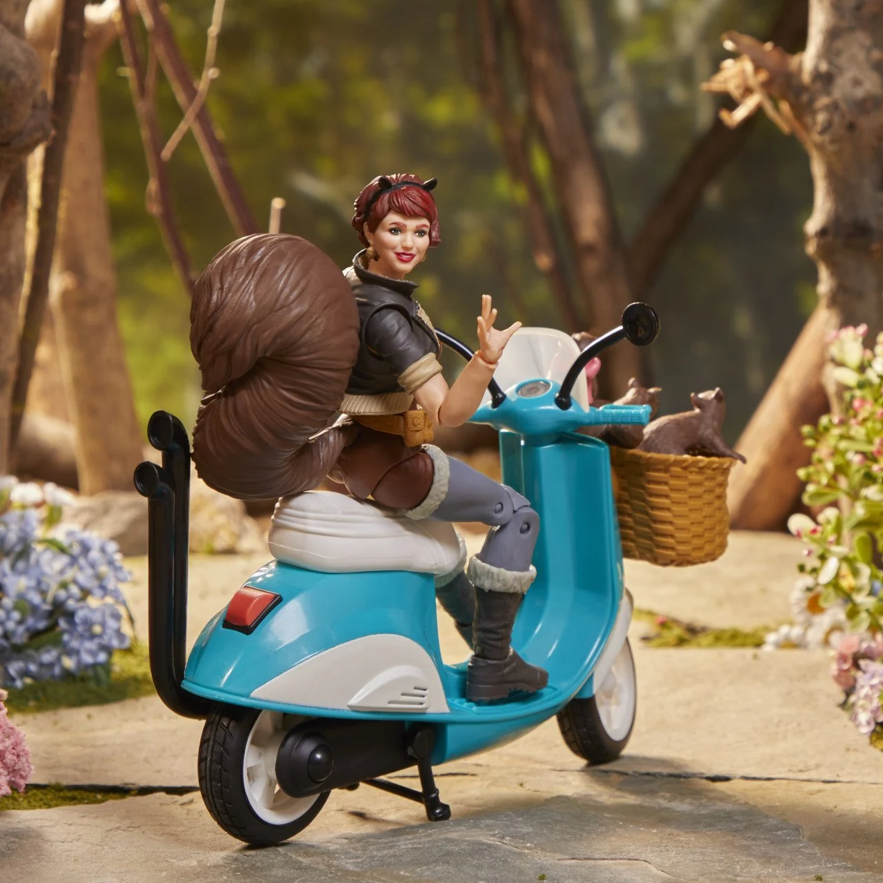 Marvel Legends Squirrel Girl on Scooter Action Figür - Thumbnail